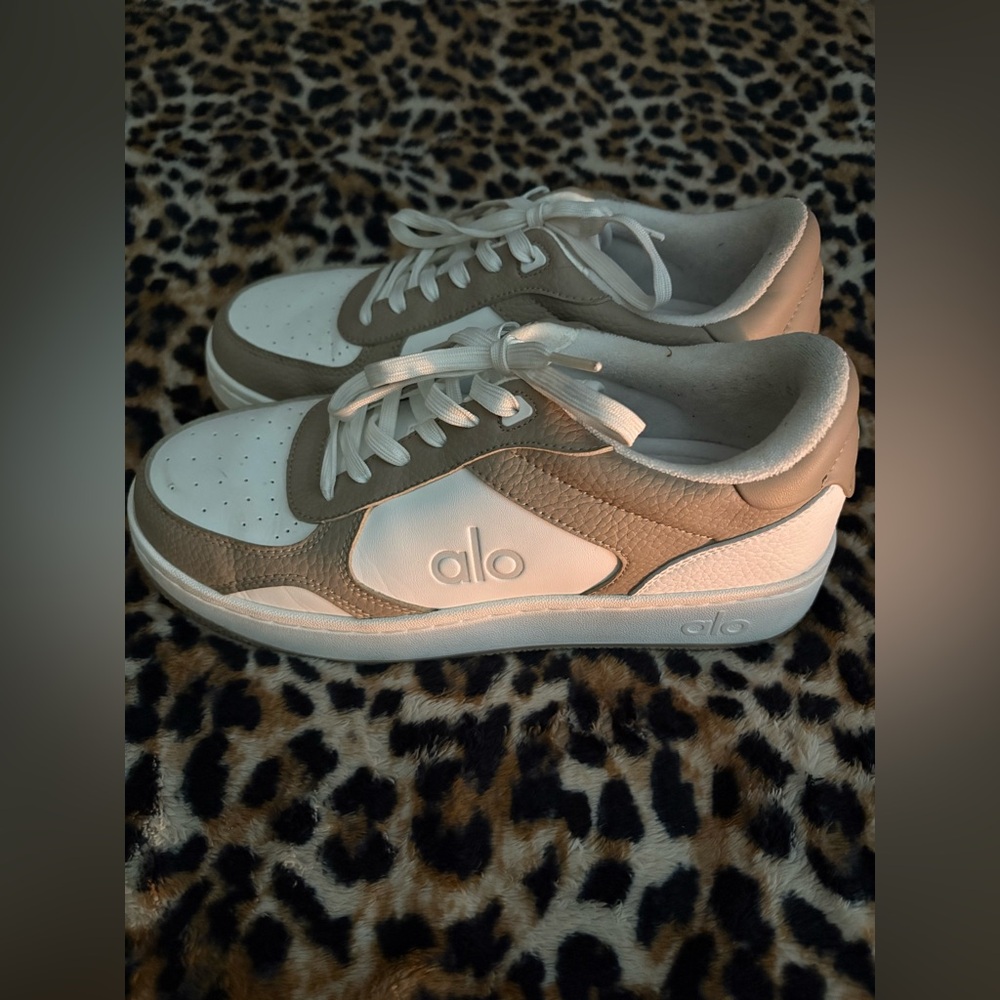ALO Women 8.5 White and Tan Recovery Mode Sneaker